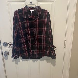 W’s Plaid long sleeved shirt.